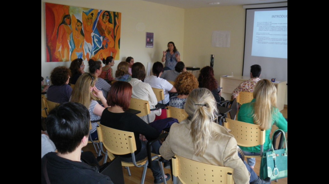 Vista de un curso del Centro de la Mujer. Archivo.