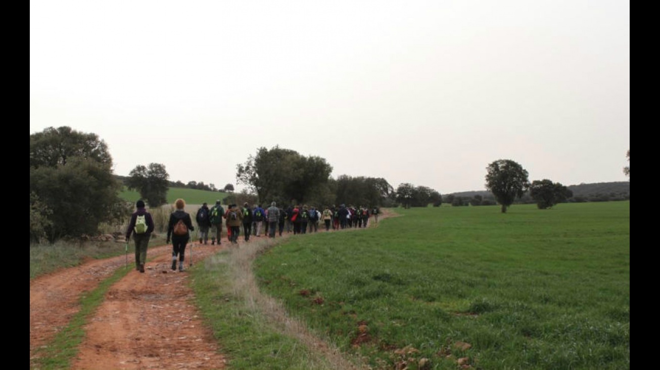 Senderistas de "La Mesnera" en una de sus marchas