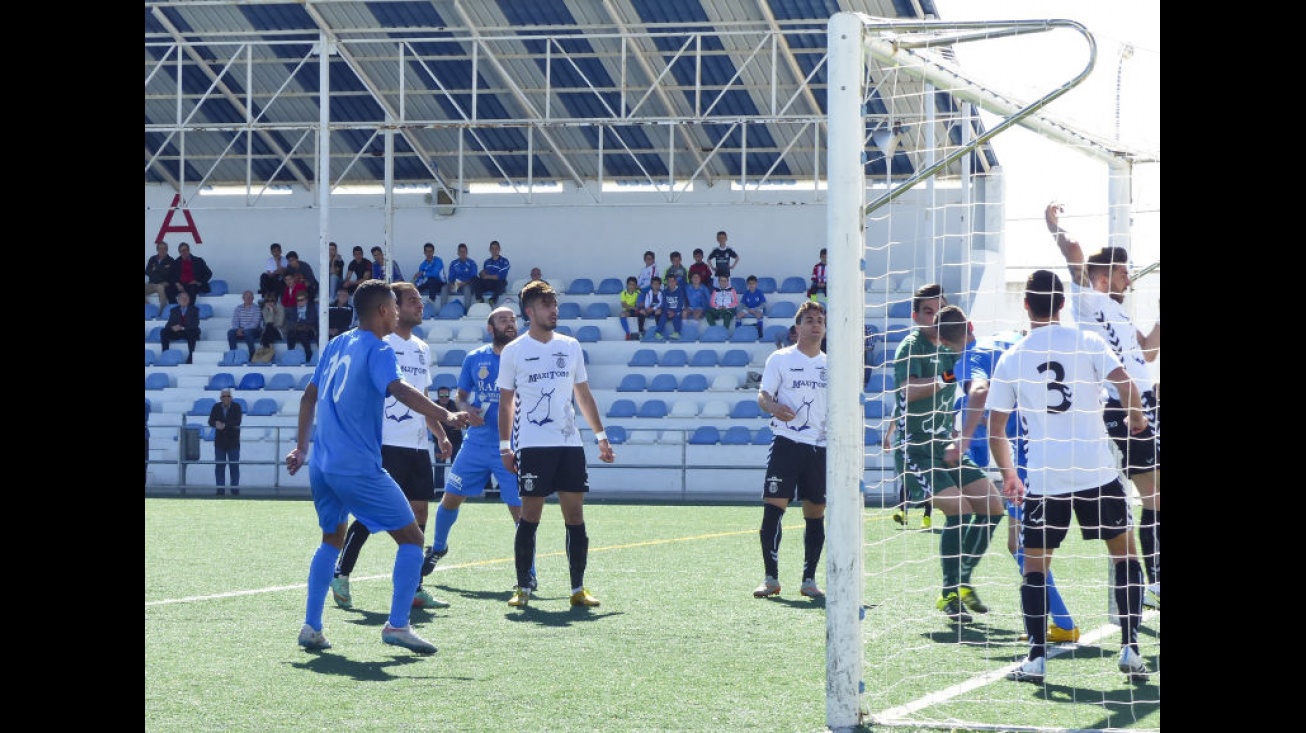 Momento del gol de Víctor bajo palos. Foto: José A. Romero