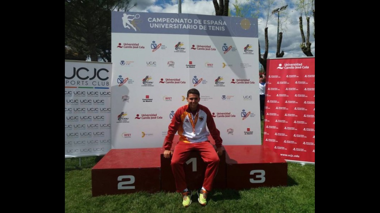 Héctor Marchán con la medalla de bronce del CEU de tenis