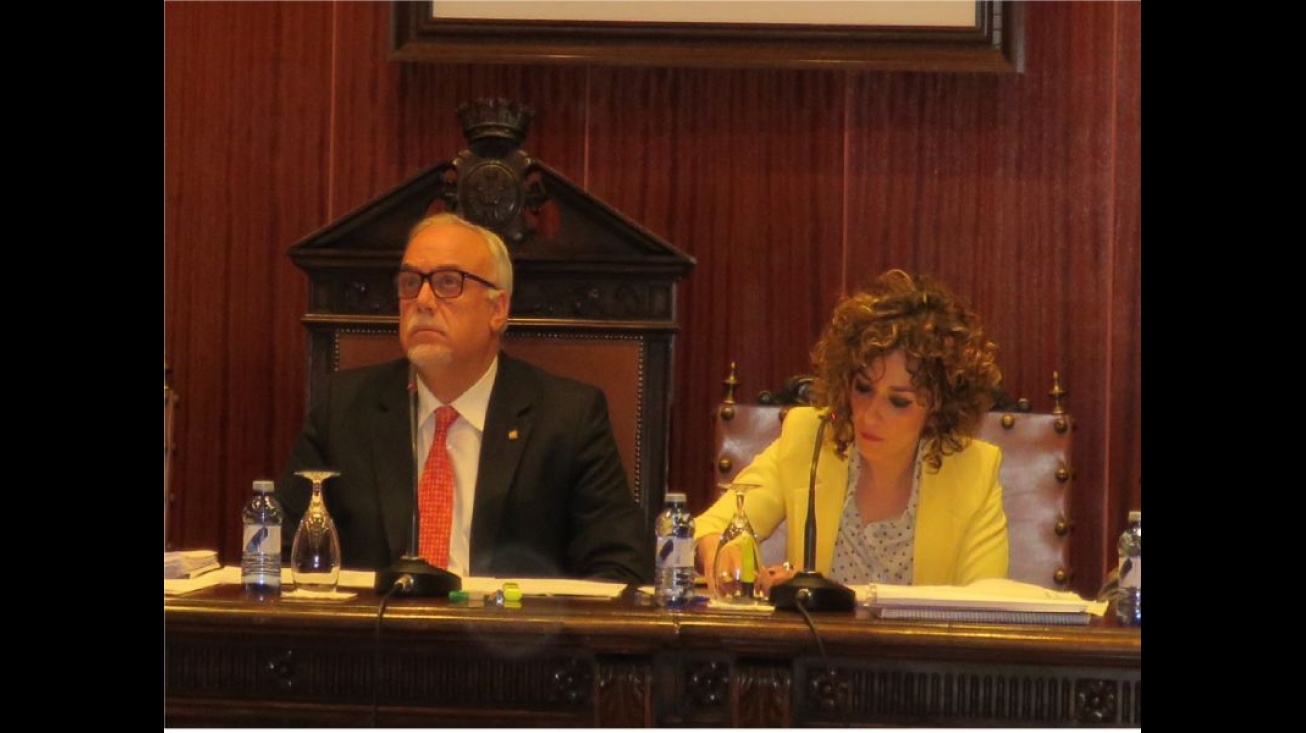 Julian Nieva, alcalde y Beatriz Labián, portavoz en el pleno de abril 2016