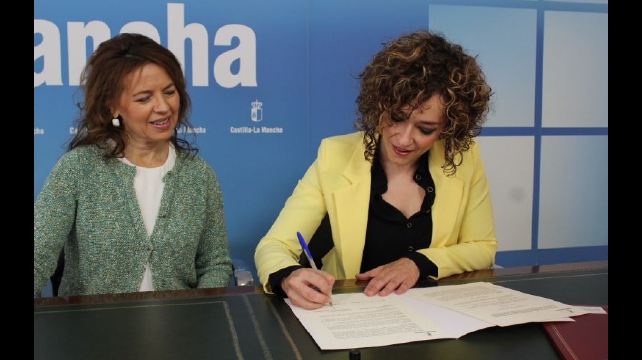 Aurelia Sánchez y Beatriz Labián durante la firma del convenio