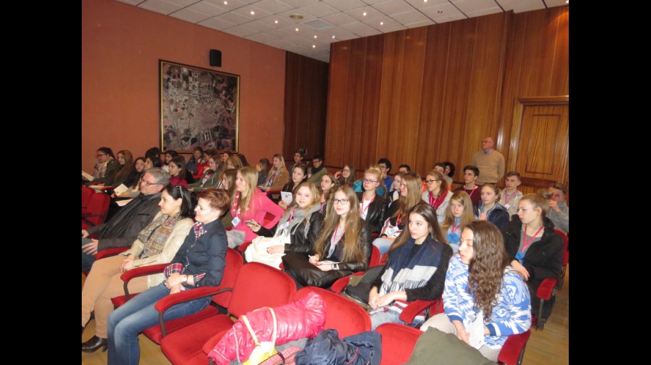 El alumnado de Manzanares y Polonia cuando fueron recibidos en el Salón de Plenos de Manzanares