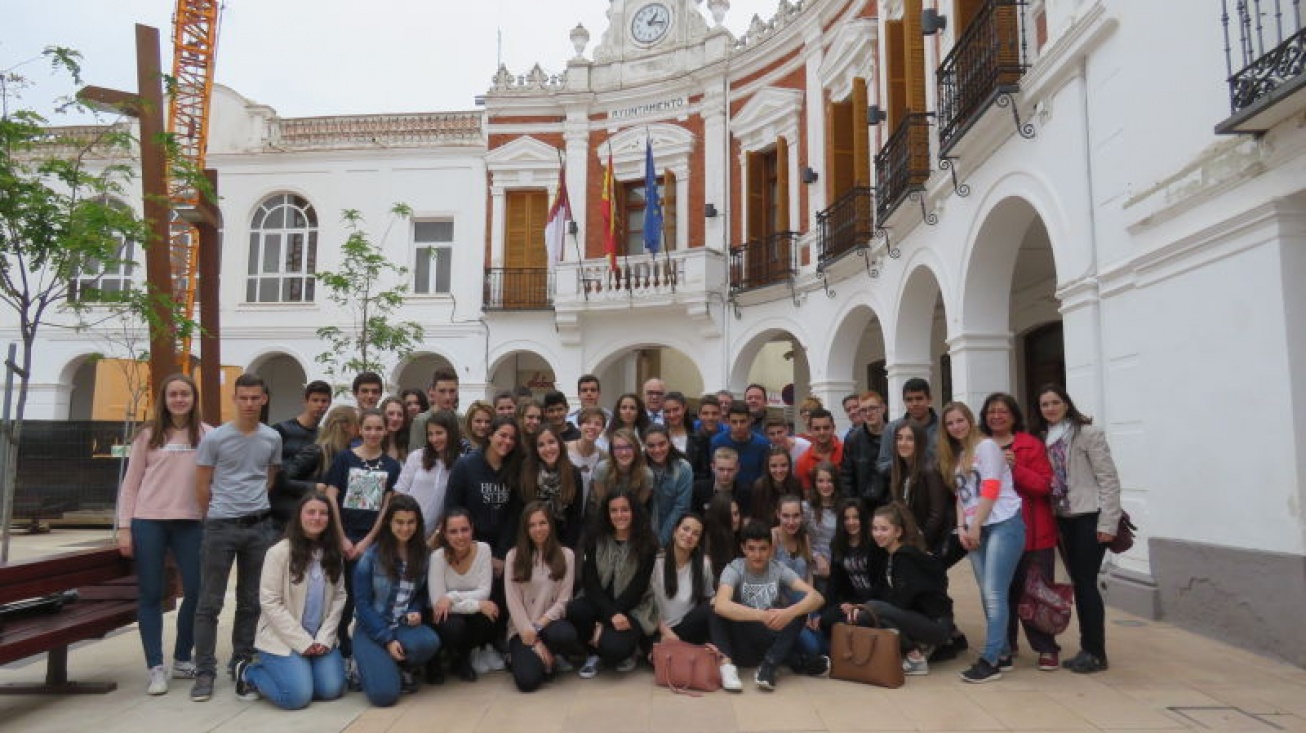 Recepción del alumnado en el ayuntamiento de Manzanares