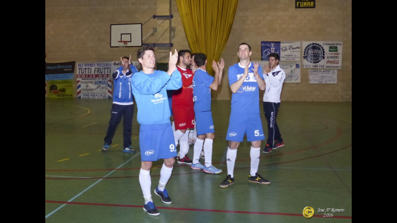 El equipo se despidió de su afición tras la goleada. Foto: José A. Romero