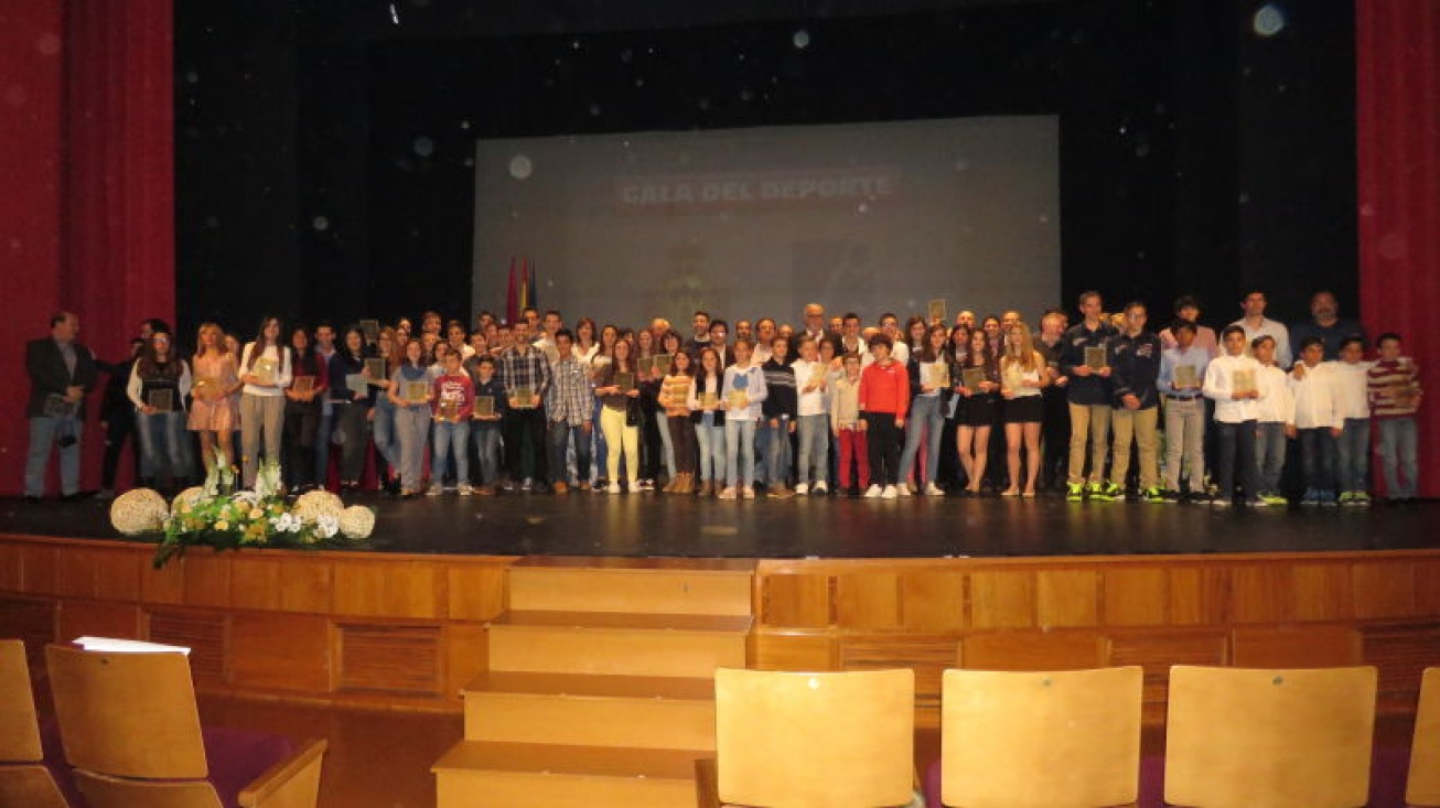 Foto de familia de autoridades y galardonados