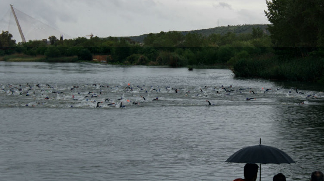 Competidores en el complicado sector a nado por el río Tajo