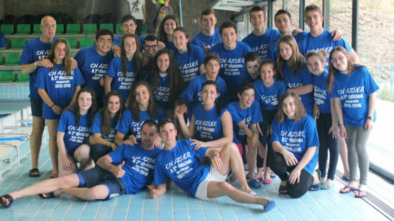 Equipo del Club Natación Azuer que ha ascendido de categoría