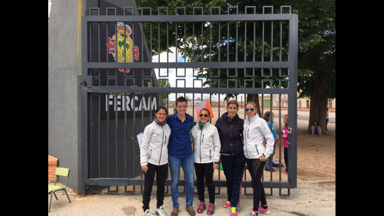 Esther Nieto-Márquez, concejala de Deportes, junto a las organizadoras