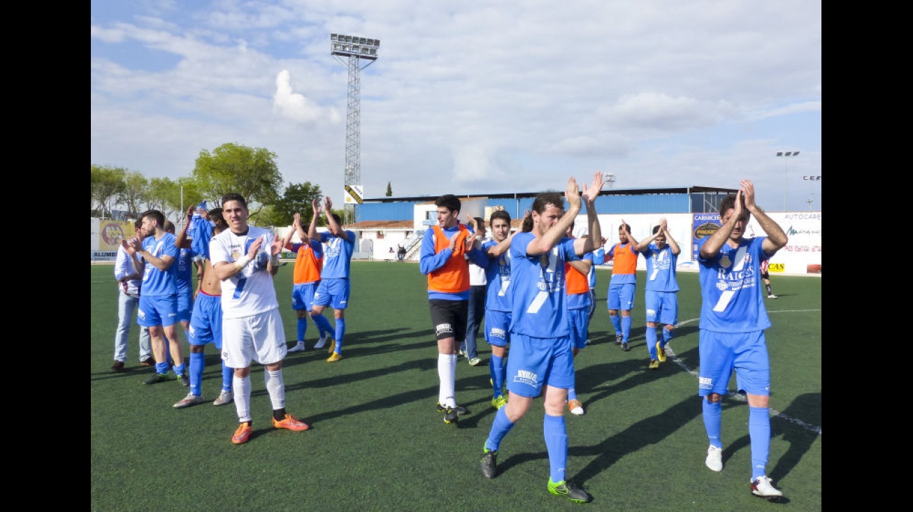 La plantilla del Manzanares aplaude a la afición al final del encuentro. Foto: José A. Romero