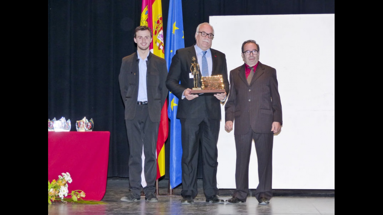 Nieva recibió el Quijote de Oro de manos de José Merino Mulet. Fotos: José A. Romero