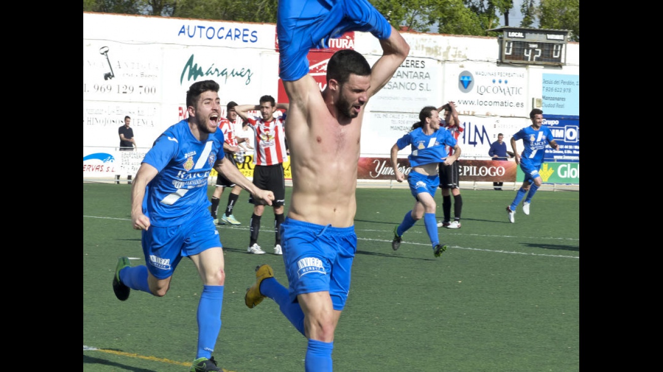 La alegría del gol puede verse recompensada si asciende algún equipo a 2ªB. Foto: José A. Romero