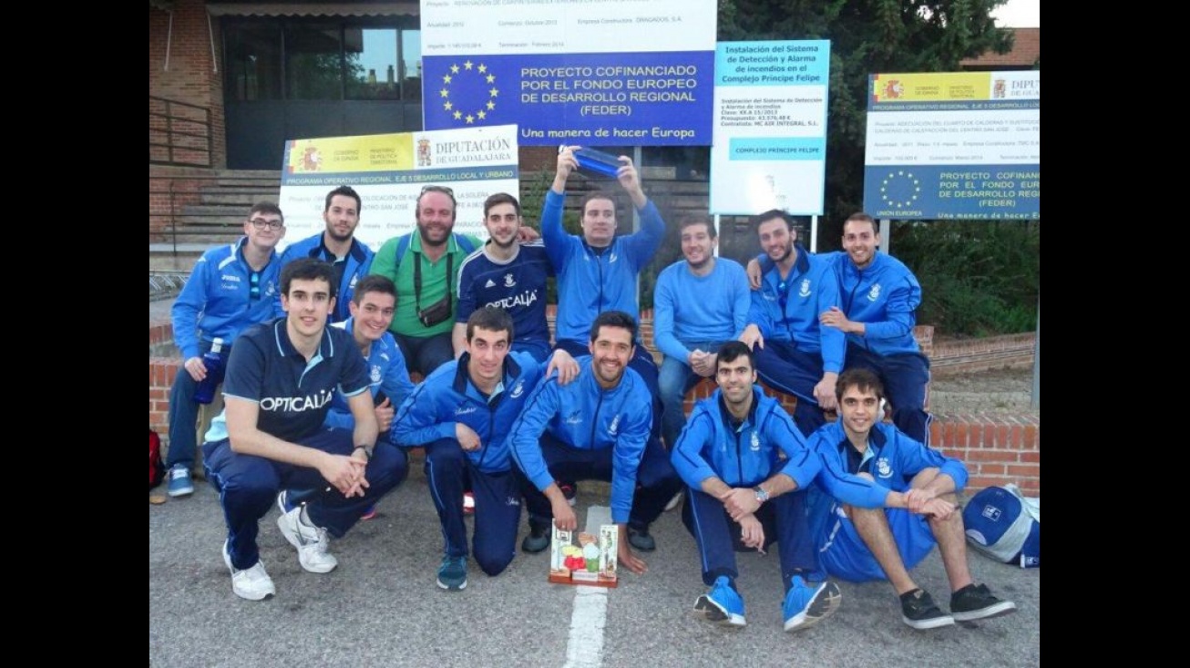 El CB Opticalia Manzanares con el trofeo de subcampeón