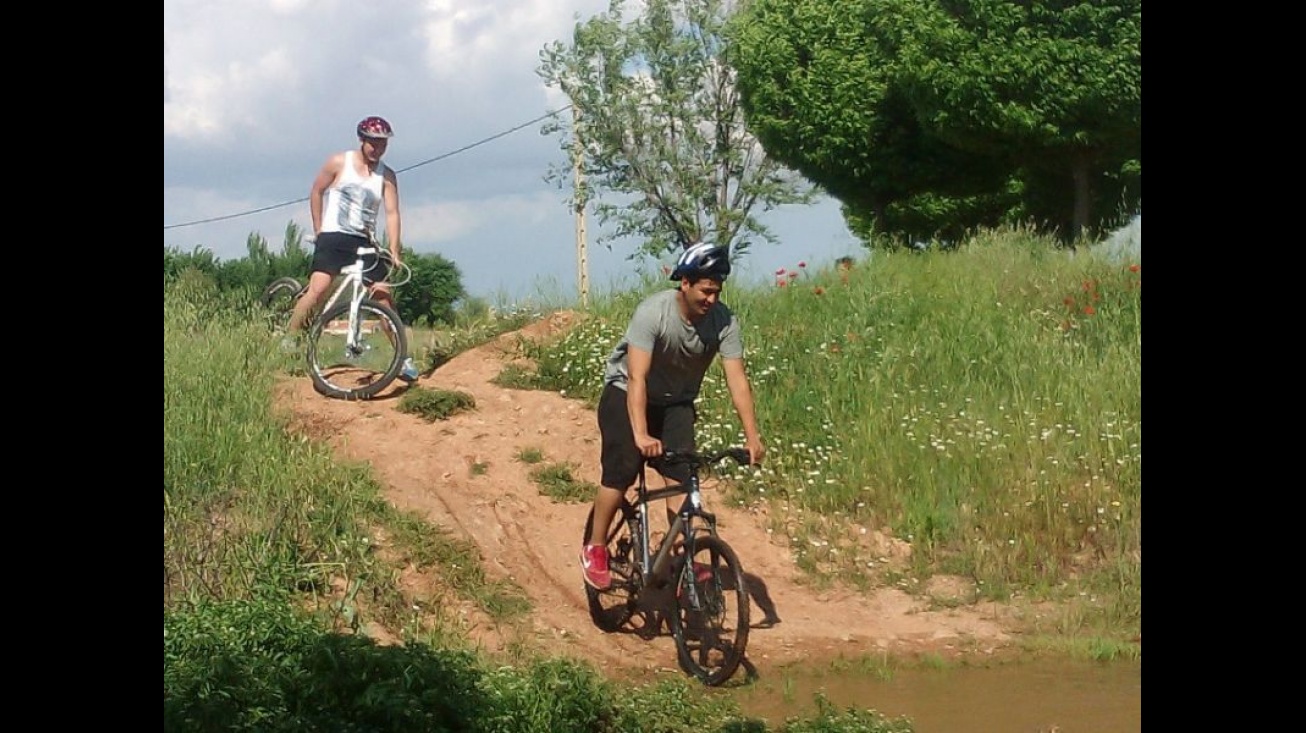 Jóvenes participando en la actividad de Ruta en Bicicleta