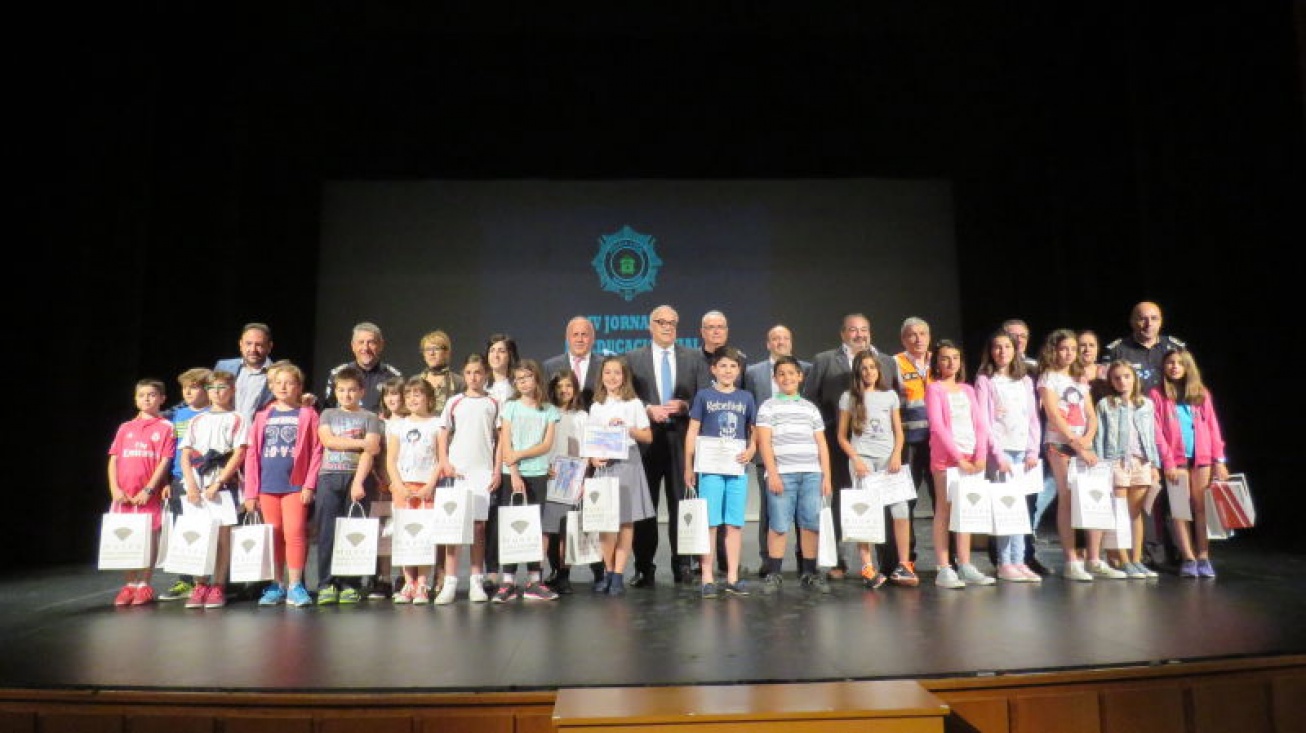 Foto de los ganadores de 4º y 5º con las autoridades