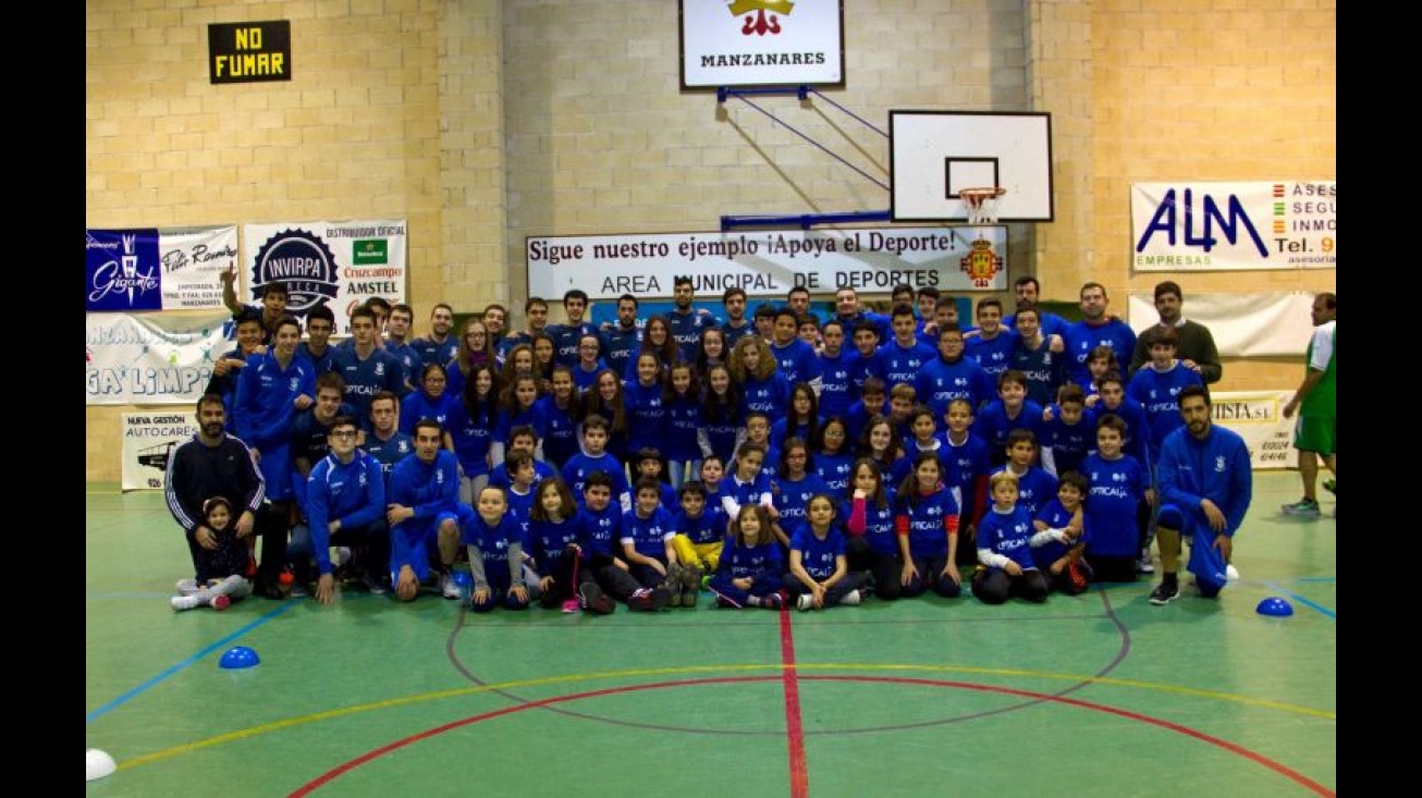 Foto de familia de todas las categorías del CB Manzanares y Escuela Municipal de Baloncesto