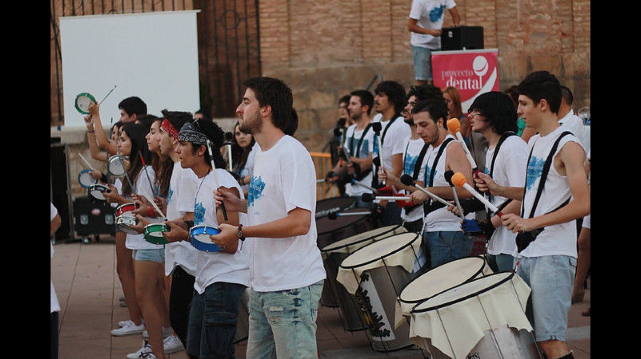 Participantes de batucada en la Semana del Rock