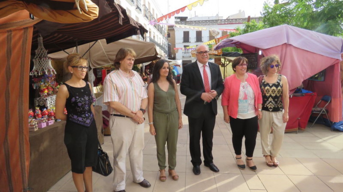 Autoridades en su visita al Mercado Cervantino de Manzanares