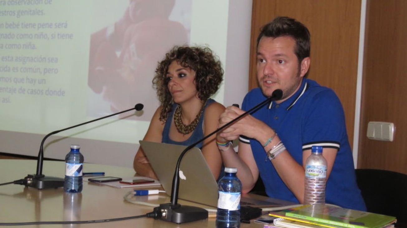 Isidro García, ponente de la conferencia y Beatriz Labián, concejala de igualdad