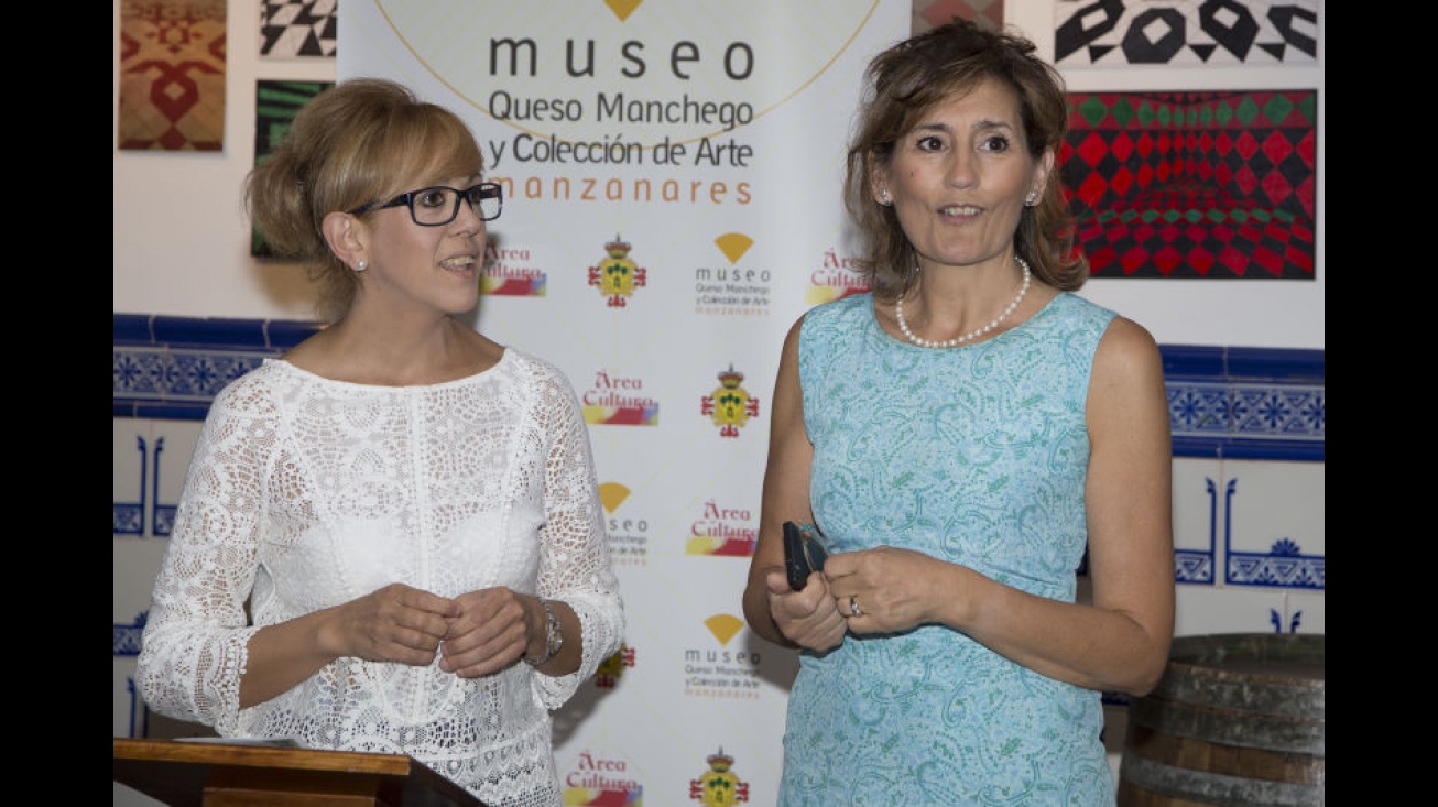 Silvia Cebrián, concejala de cultura y Cuco García en la inauguración de la exposición