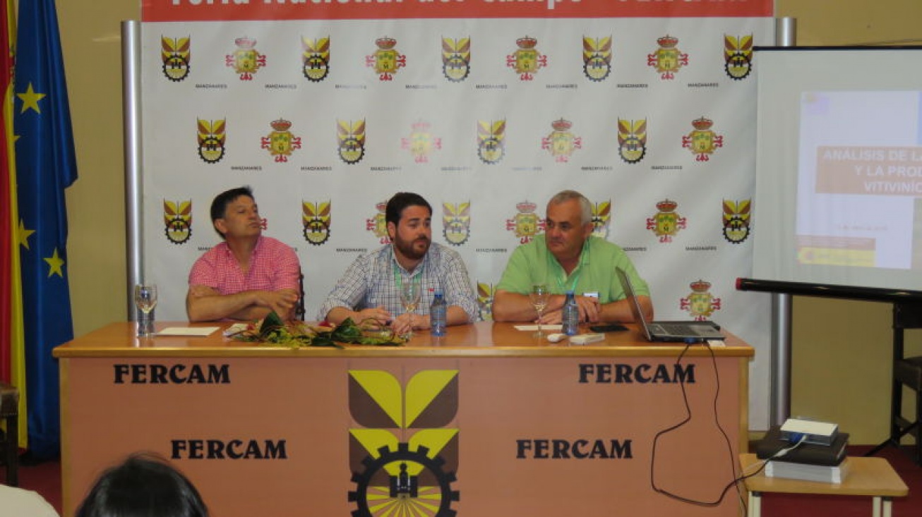 Pablo Camacho (centro) en la presentación de la Conferencia de UPA en FERCAM