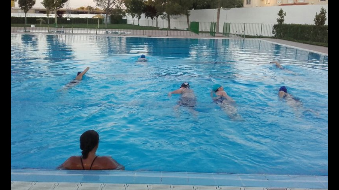 Imagen de uno de los cursos de natación de adultos del mes de julio de 2016