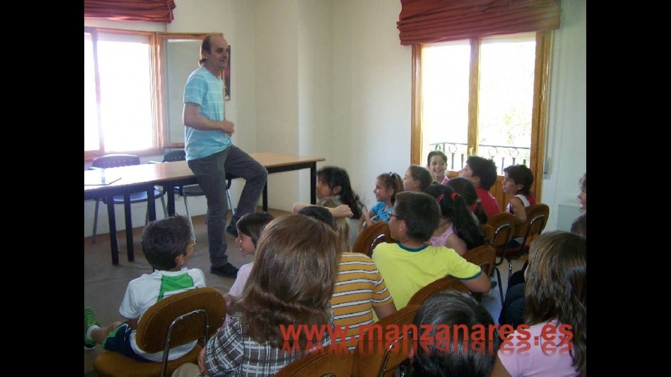 Pepe Maestro en el encuentro con el alumnado del Colegio Divina Pastora