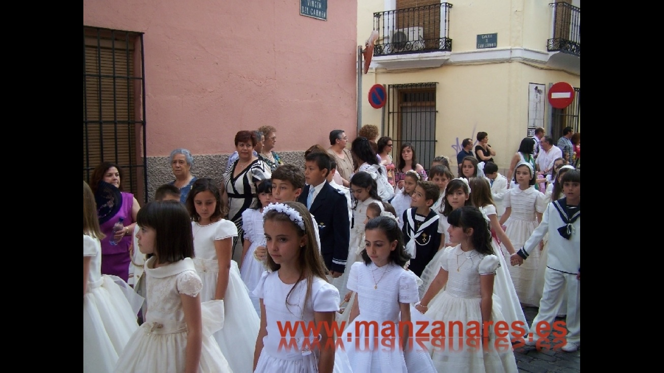 Niños y niñas en la procesión del Corpus