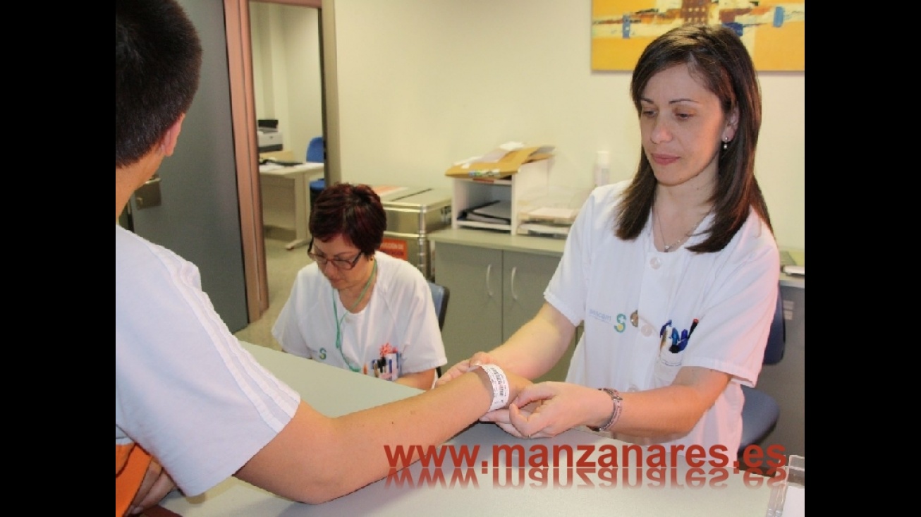 Personal del Hospital coloca la pulsera identificativa a un paciente