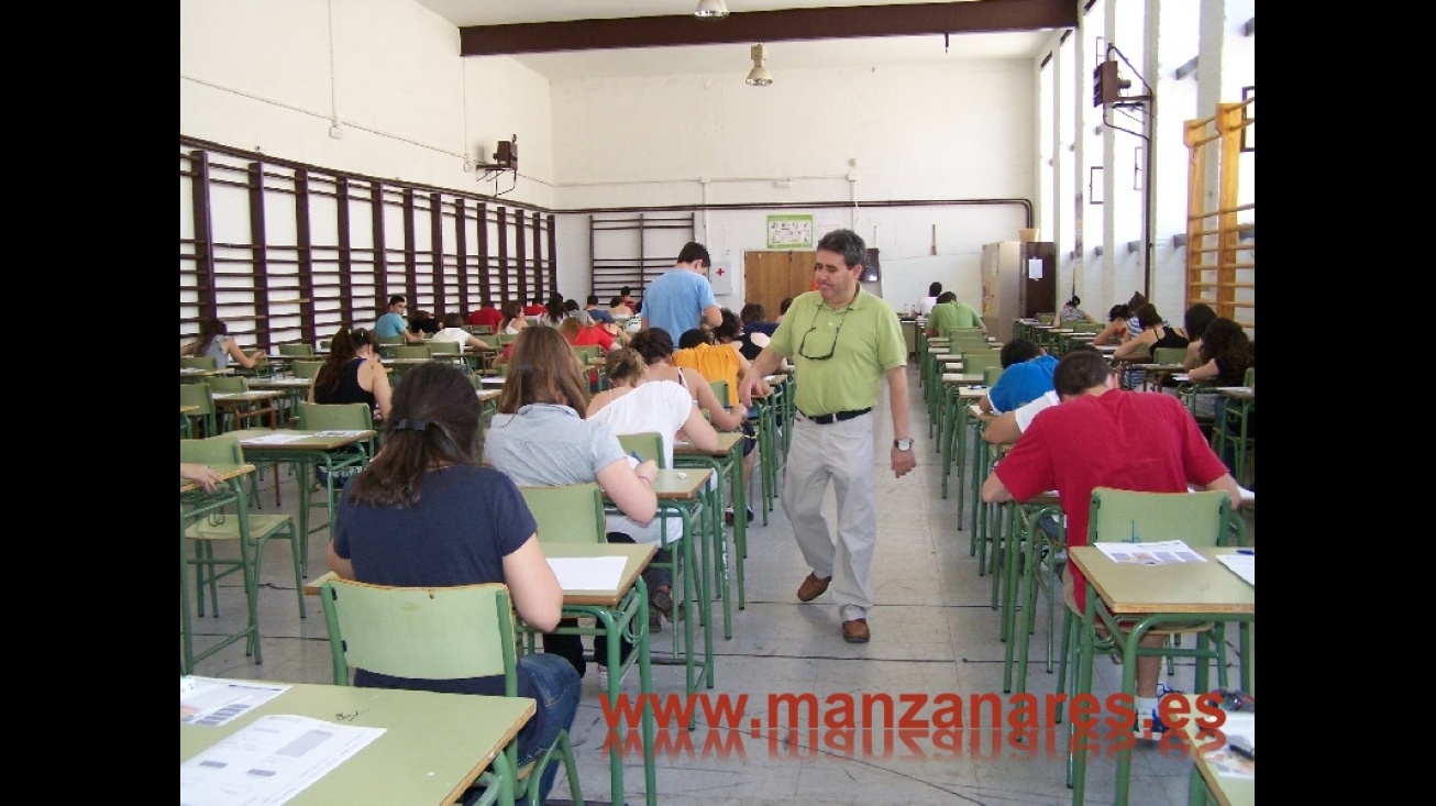 Alumnado haciendo la PAU en Manzanares