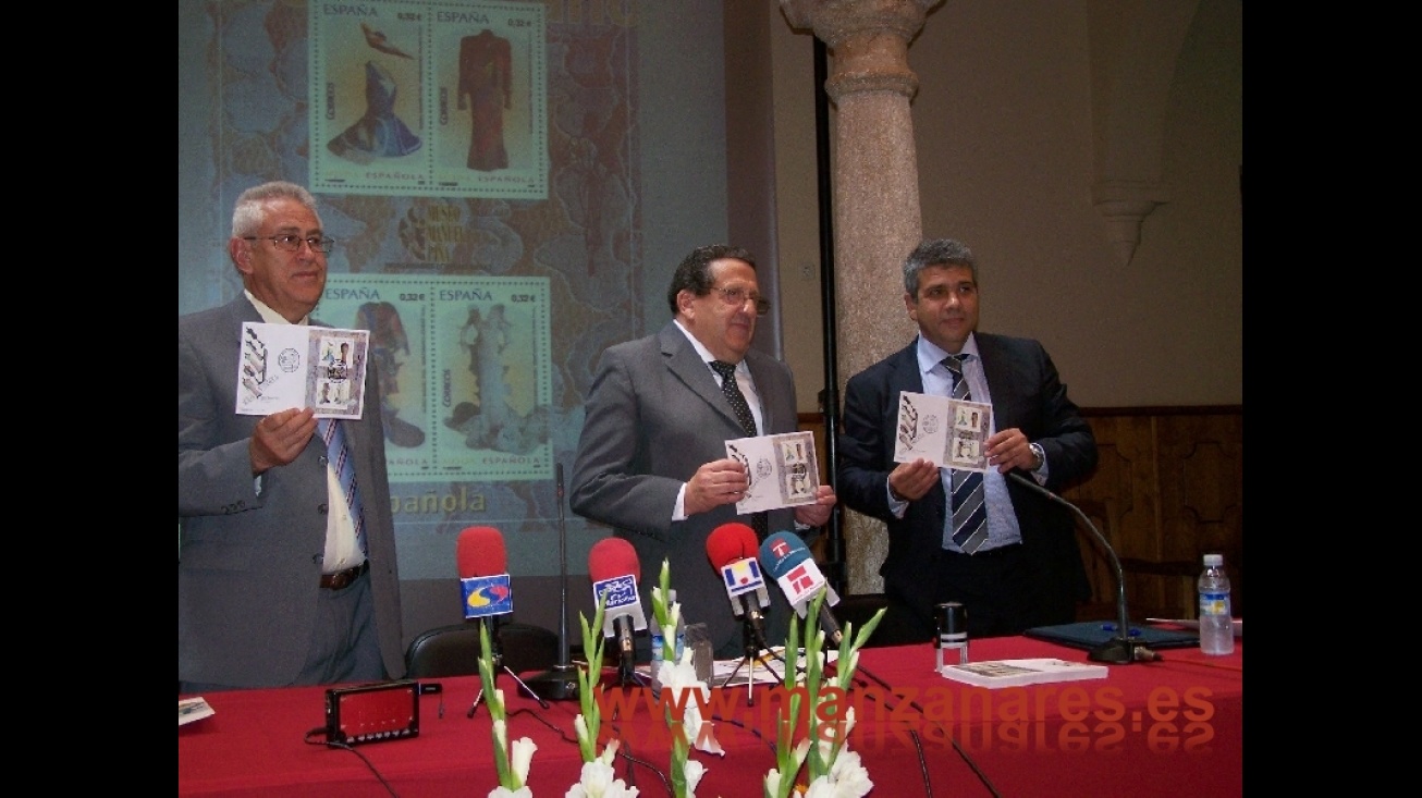 Momento de la presentación de los sellos a cargo del concejal de Cultura, Antonio Caba, y de responsables de Correos