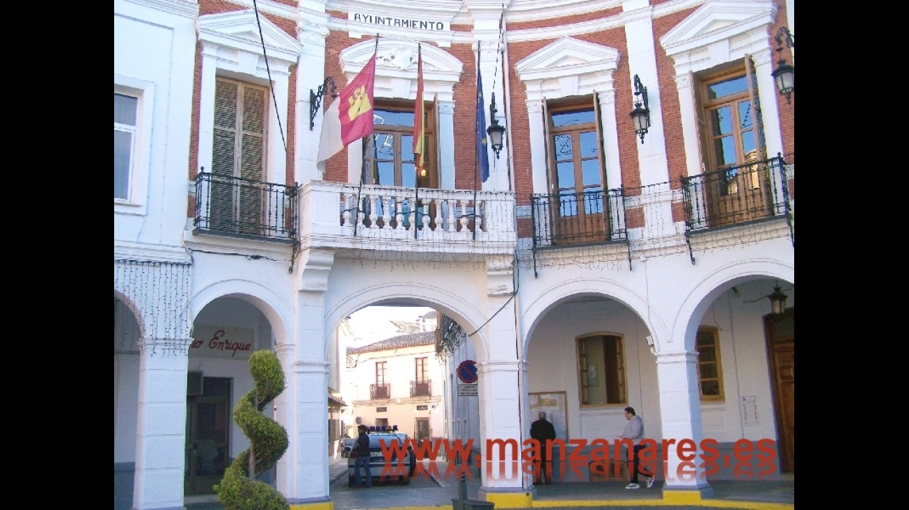 Puerta del Ayuntamiento de Manzanares