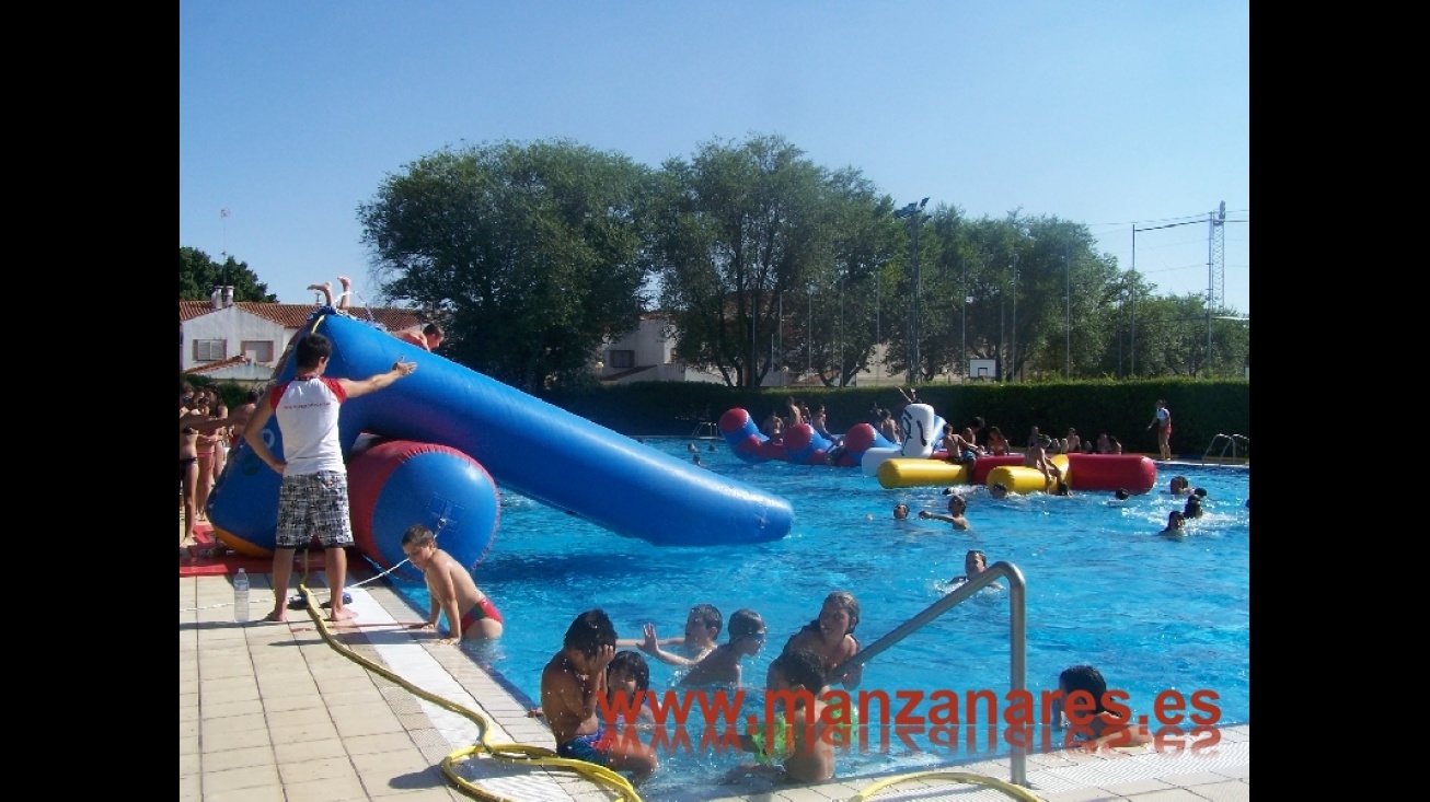 Hinchables en la piscina municipal