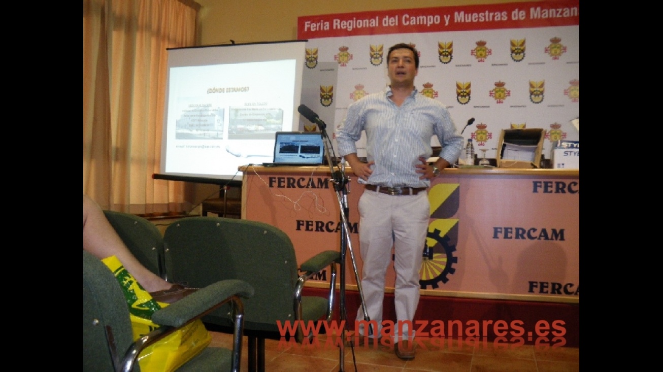 Andrés Cuesta, técnico de AGECAM, durante la conferencia en FERCAM 2009