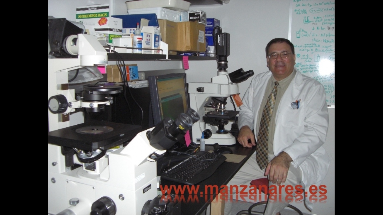 Julián Gómez-Cambronero en su laboratorio de Ohio