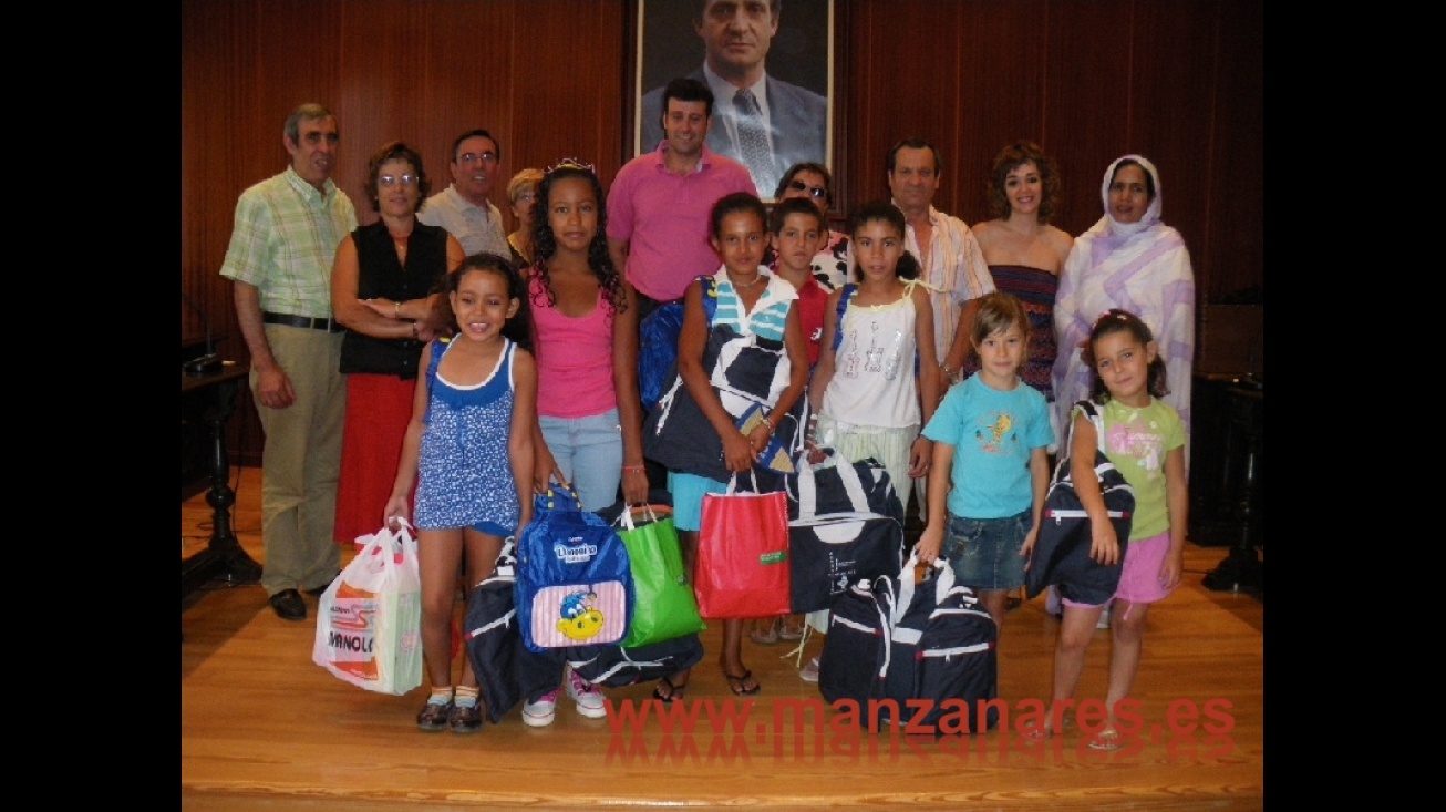 Autoridades, familias y niña saharauis acogidas en Manzanares