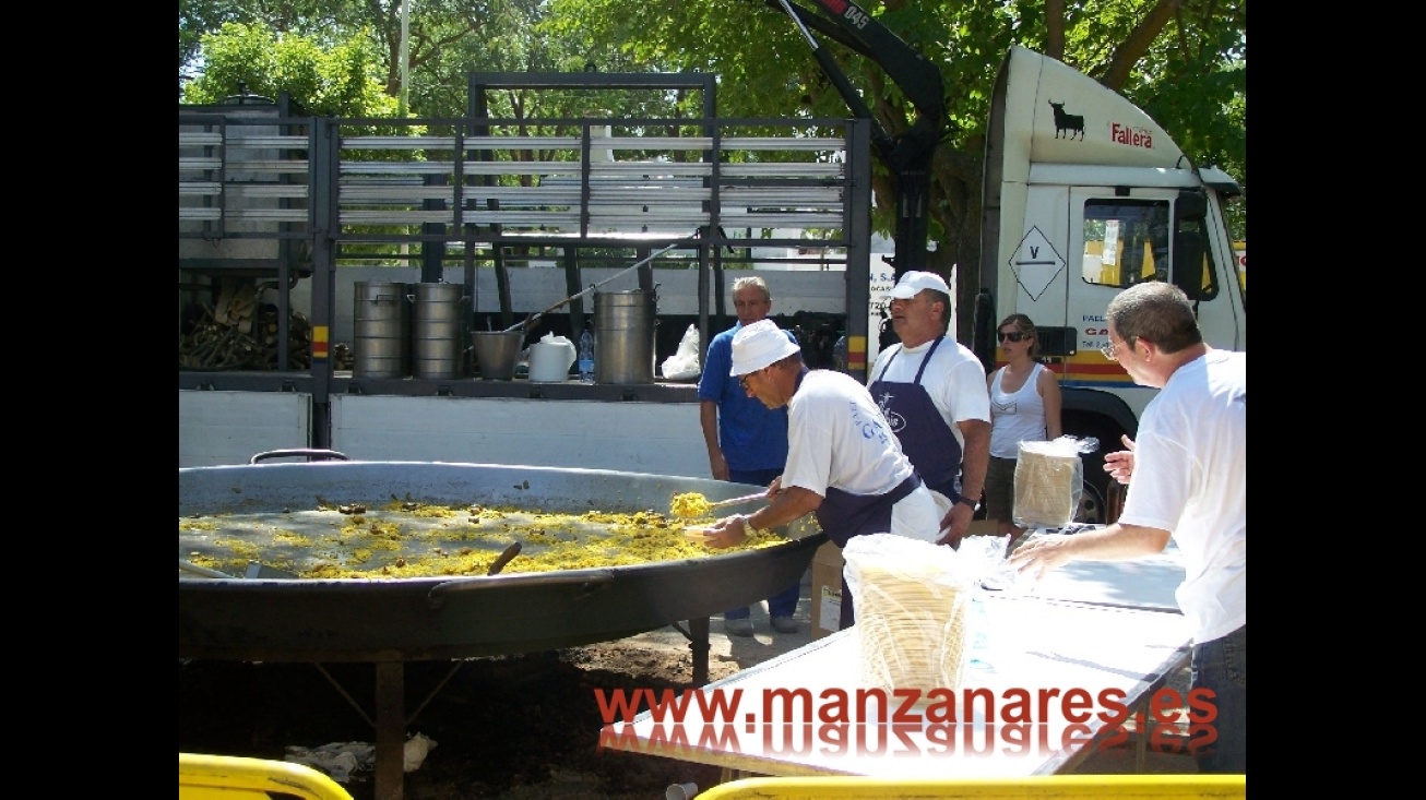 Paella gigante degustada en la comida popular