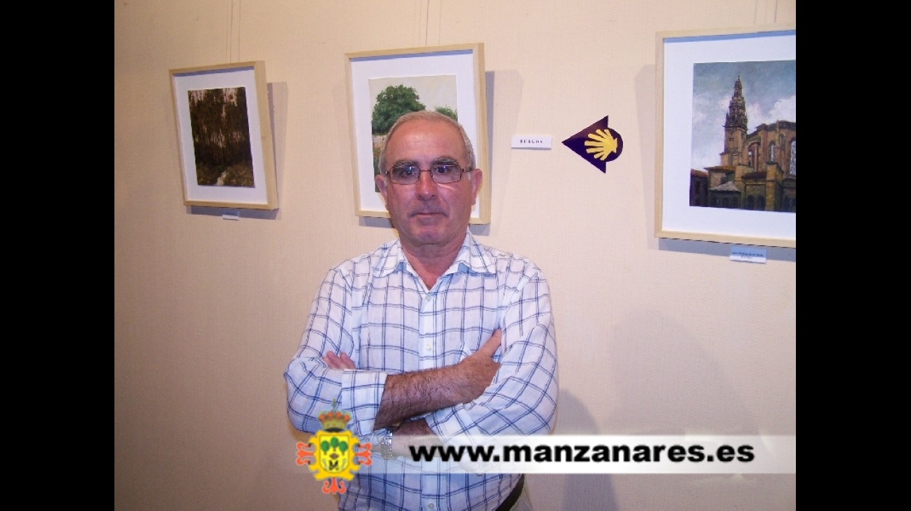 Manuel Fernández ante su obra