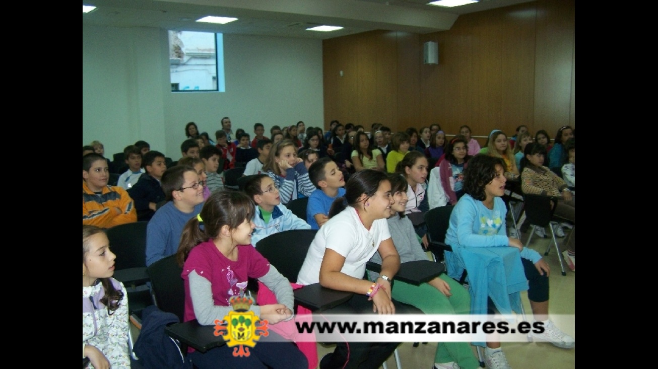 Otero con los niños y niñas de Manzanares