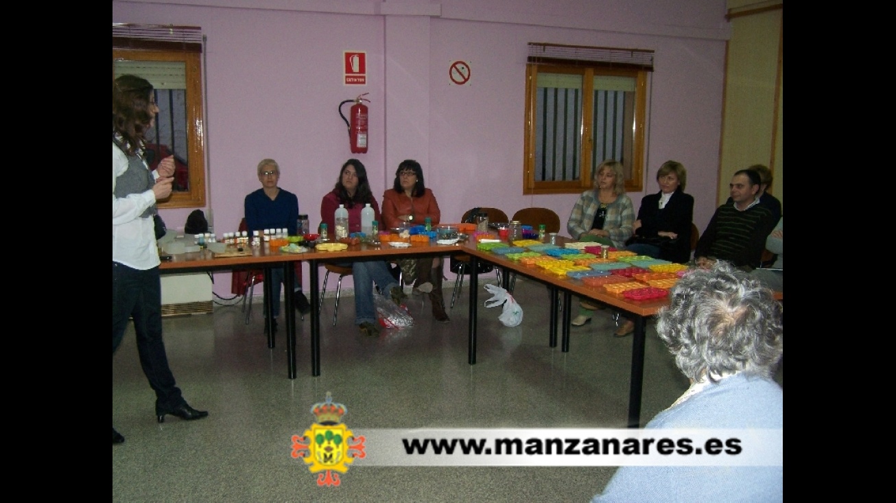 Participantes y monitores en el Taller de Cosmética Natural