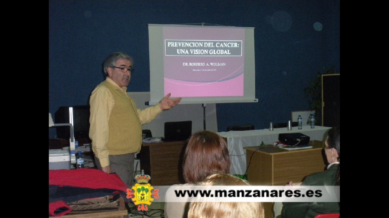 El Dr. Wolman durante la charla