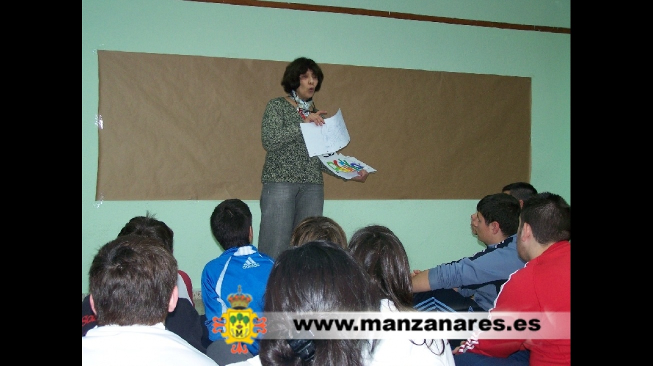 Julia Díaz durante el taller en el IES Azuer