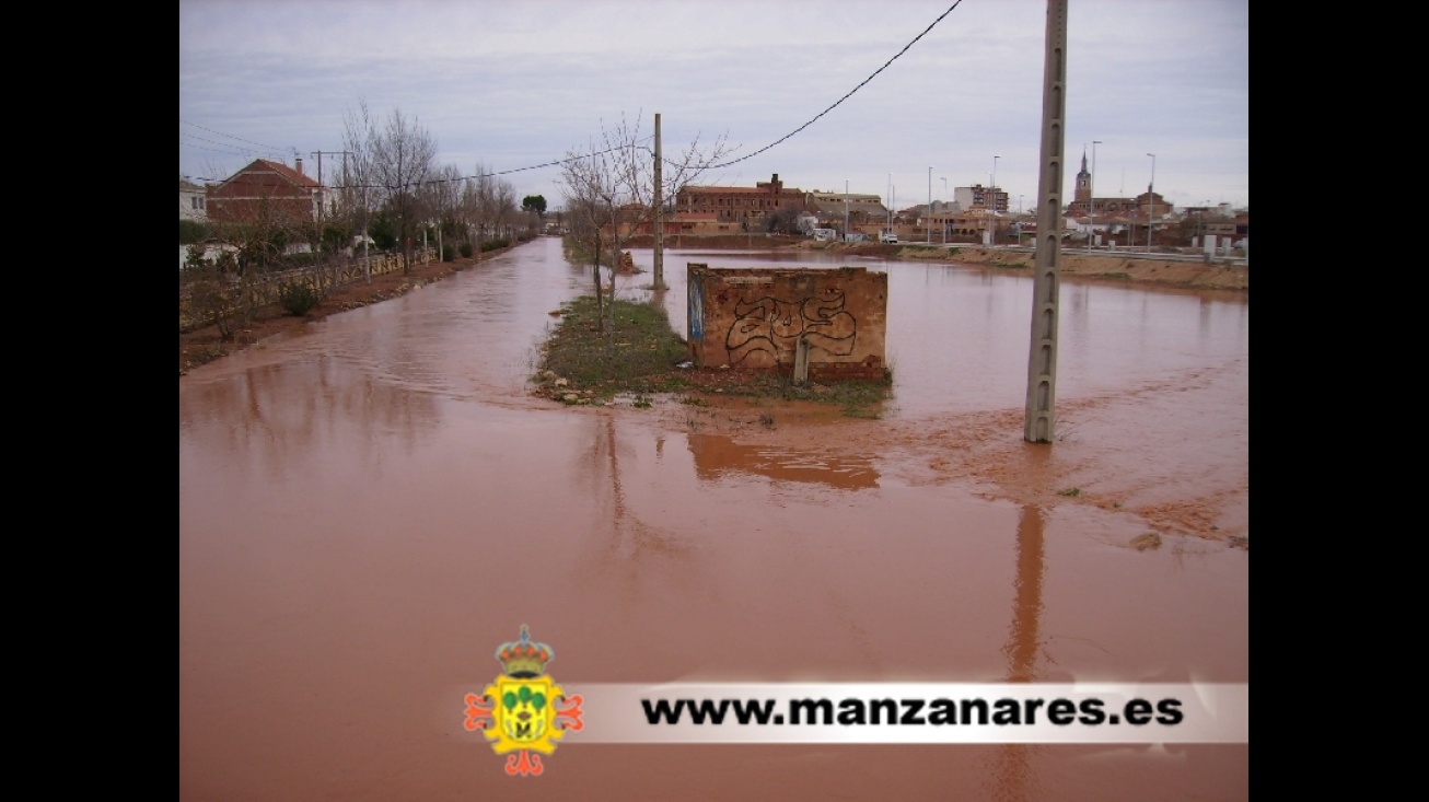 Río Azuer con Manzanares al fondo a mediodía del 25 de diciembre 2009