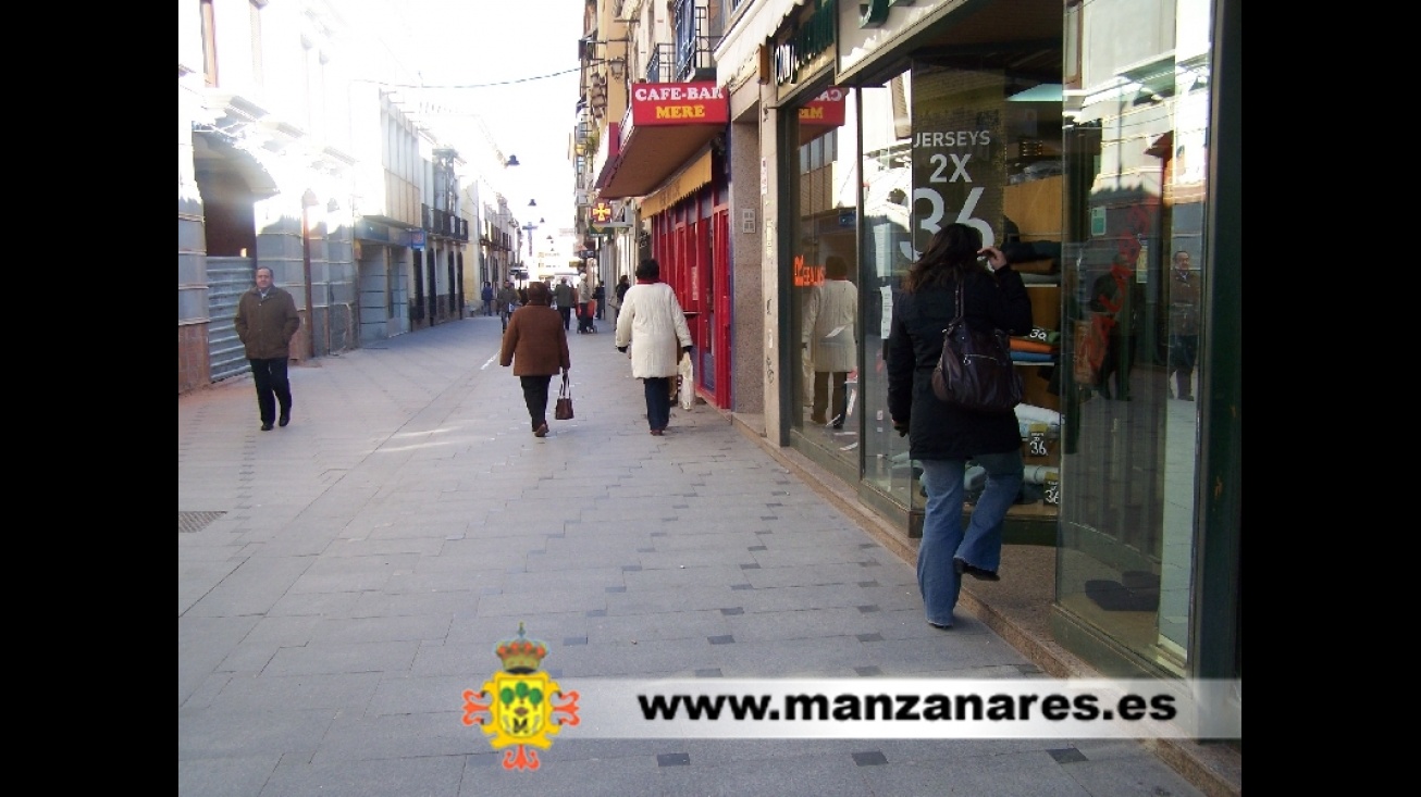 Calle Empedrada con comercios en rebajas