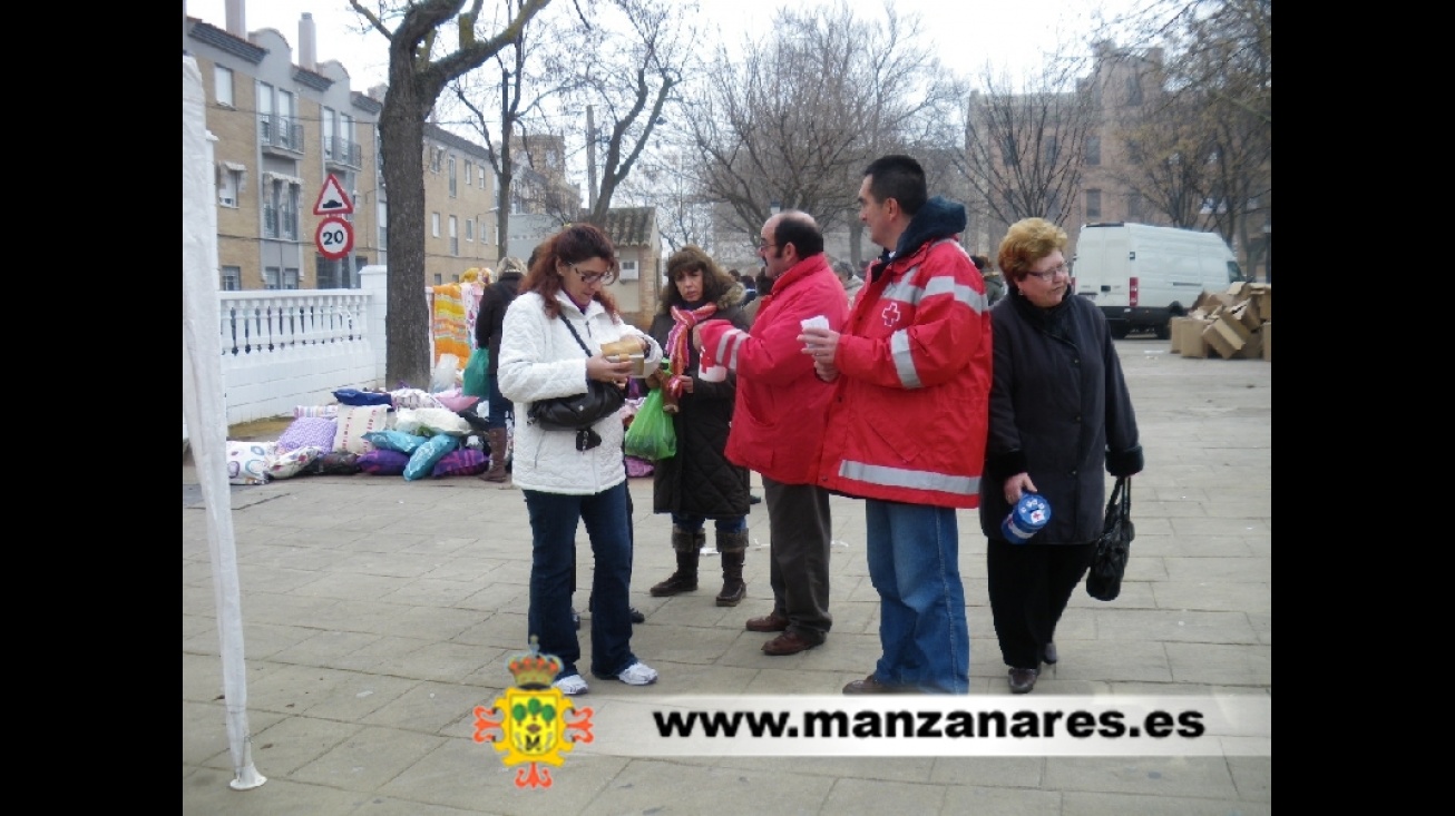 Miembros de Cruz Roja recaudando ayudas