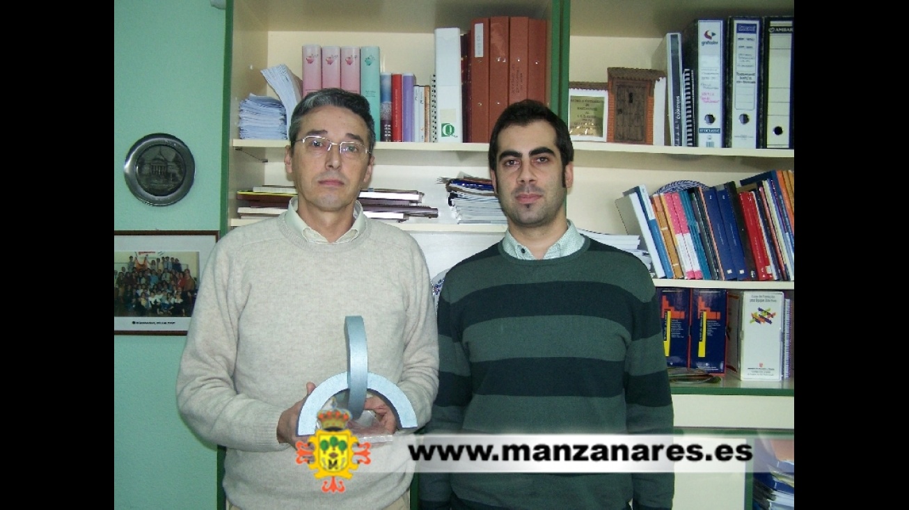 Profesores del IES Azuer con el premio